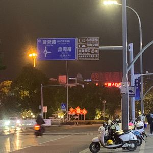 吃完饭各想克财富中心逛逛