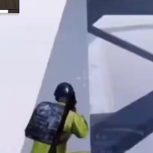 老玩家一边膏吵一边摄景（抽象）