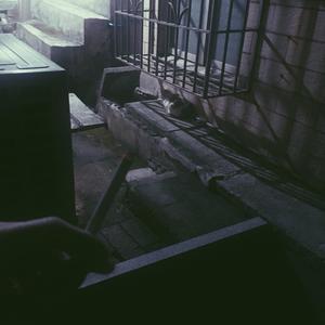 关灯，点根烟喝杯酒