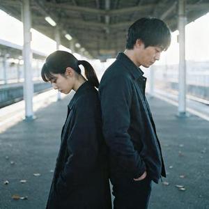 信箱出现一张美丽的明信片 翠绿的山脚木屋袅袅的烟