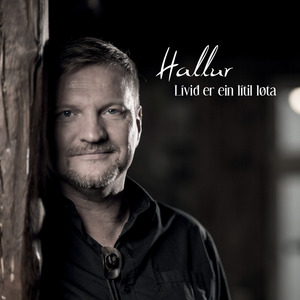 Eins Og Fremmand Sita (feat. Tórfríð Tavsen)