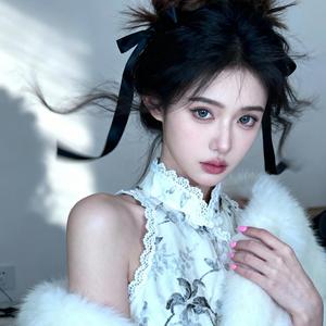 Под луной (月光下)