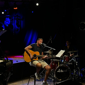 אסטרונאוט בשדה פרחים (לייב)