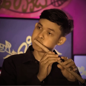 គេជាអ្នកណា ខ្លុយ