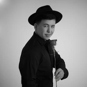 Күлүп турган көздөрүң