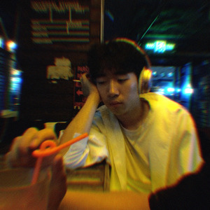 东北老汉夜色独酌