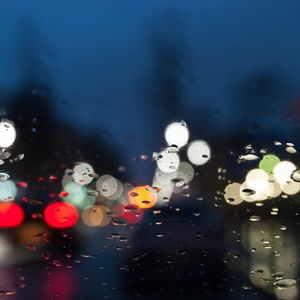 雨后的街和温柔的月