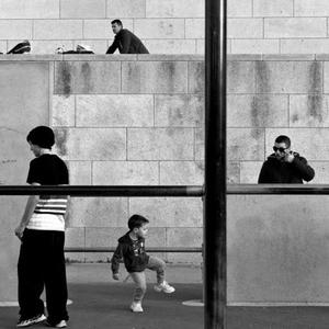 我不甘心只能在远处偷望你