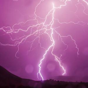 Gewaltiger Blitz bei starkem Regen