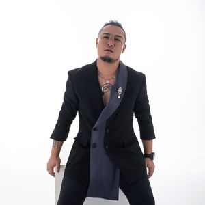 喝酒得把自己灌醉