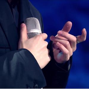 多想在平庸的生活拥抱你