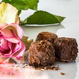 Schokoladenbomben zum Schmelzen in Milch