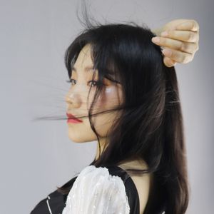 一人走在繁华街头- 伊然 伴奏