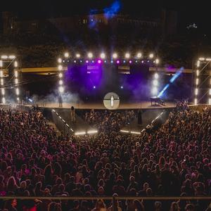 Yesh Bi Ahava (Live)