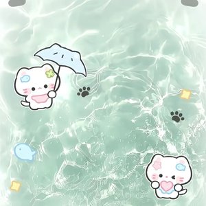 转身拥吻她的肩