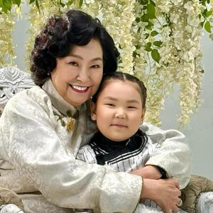 Бүүвэйлэхсэн дээ ээжийгээ