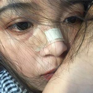 举镜子的女孩