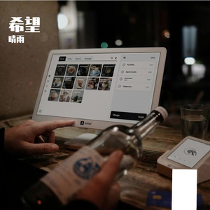 雨滴在玻璃上画重逢曲线