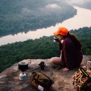 溪水在石缝间流淌成画