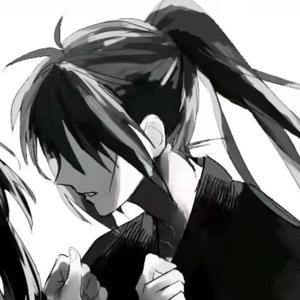 在人群末端接吻