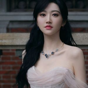 星垂平野阔月涌