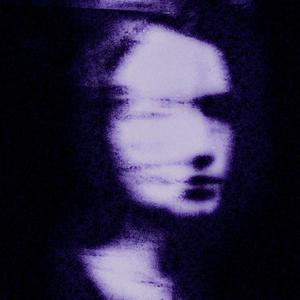 Жёлтый фонарь и сон на брусчатке