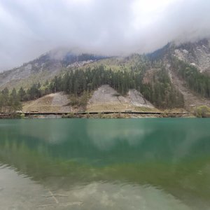 走在乡间的小路上，