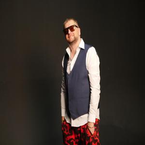 Ласково за плечи