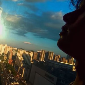 哭的时候试试倒立吧