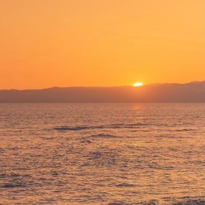 落日亲吻银光海