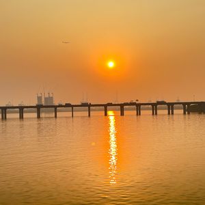 暴雨淋不湿窗内的你