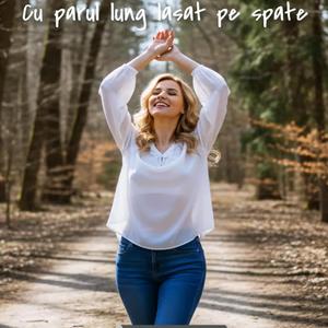 Cu parul lung lasat pe spate