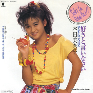 暗闇に緋いドレス