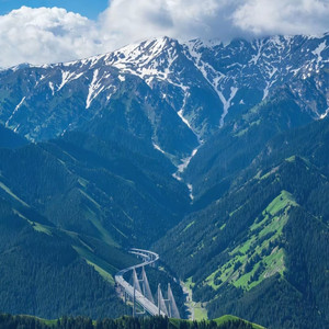 把天空蓝种进眼睛的赶路人