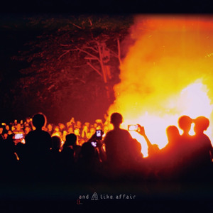 お祭りの後の賑やかな交差点で