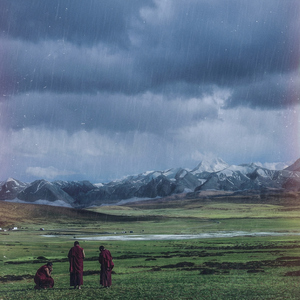 Áo Đỏ Giữa Đồng Xanh (Red Robes on Green Fields)