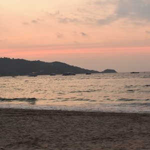 粉红色的世界中我在阳台吹风#百万奖金AI创作大赛+主题二