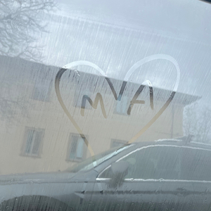 Acıtır Gibi Severek