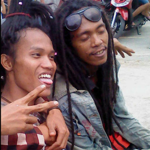 Di Balik Reruntuhan