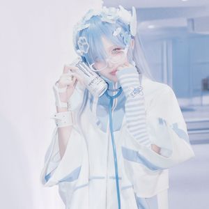 雨浸湿没了整个夜晚 我们大概在逃避着某个答案