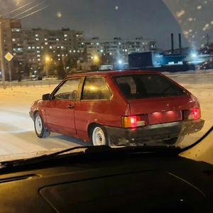 на бордовой восьмерке