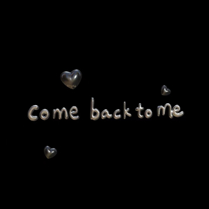 这只伶俐的棕色狐狸跳过一只懒惰的狗