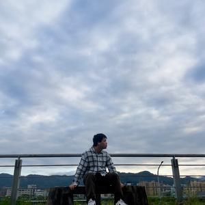那個想你的男孩在為你埋頭哭泣