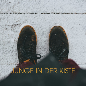 Junge In Der Kiste