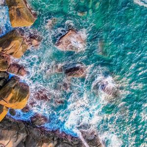 月亮深处贩卖着灰色的心动