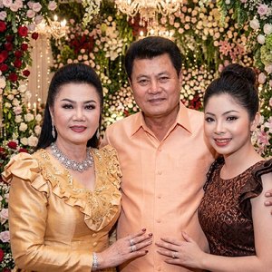 អ៊ុំទូករសាយរសាត់ មេីលមេឃពណ៍ក្រហមឆ្អៅ