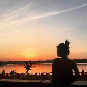 月亮它不会发光