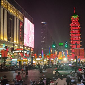 《长夜中与黑暗中我望着虚空》