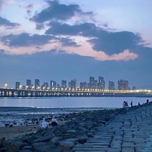 弹吉他的安静少女-