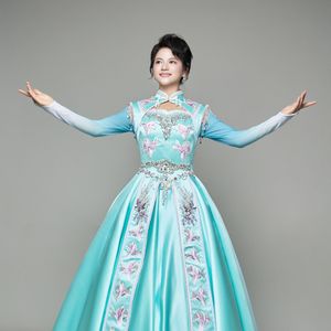 骑上个毛驴赶上个牛